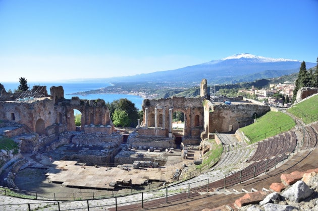 Vista di Taormina, Giardini Naxos e Etna dal Teatro Greco di Taormina